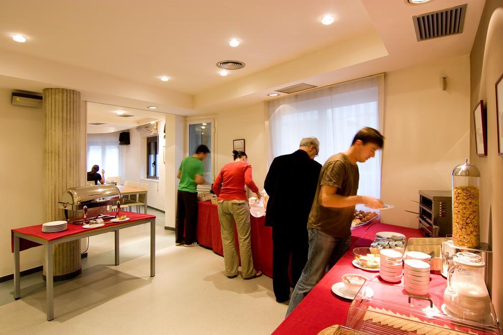 Residencia D'Investigadors Hostel Barcelona Exterior photo